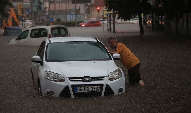 Ankara'da sağanak yağış etkili oldu: Yollar göle döndü, su baskınları yaşandı