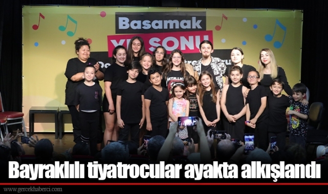 Bayraklılı tiyatrocular ayakta alkışlandı