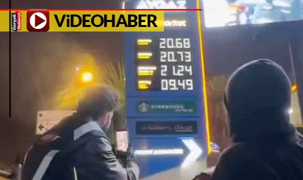 Benzin istasyonu tabelasında fiyat değişimine tanıklık eden gençler Süleyman Soylu'yu taklit ederek "OHH" çekti