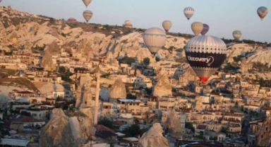 Bir saatlik balon turu 100 Euro'dan başlıyor... Yabancılar biniyor Türkler izliyor!