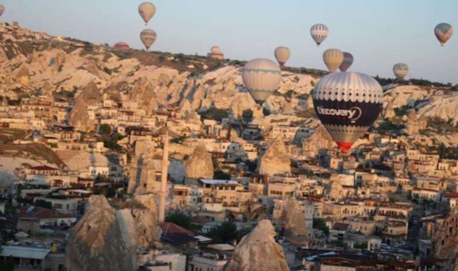Bir saatlik balon turu 100 Euro'dan başlıyor...  Yabancılar biniyor Türkler izliyor!