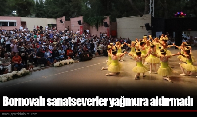 Bornovalı sanatseverler yağmura aldırmadı