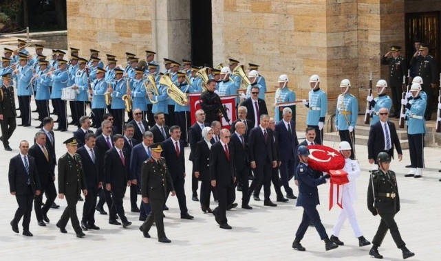 Cumhurbaşkanı Erdoğan ve yeni kabine üyeleri Anıtkabir'de