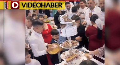 Düğün pastasına daldılar, elleriyle parçalayarak saniyeliler içinde bitirdiler