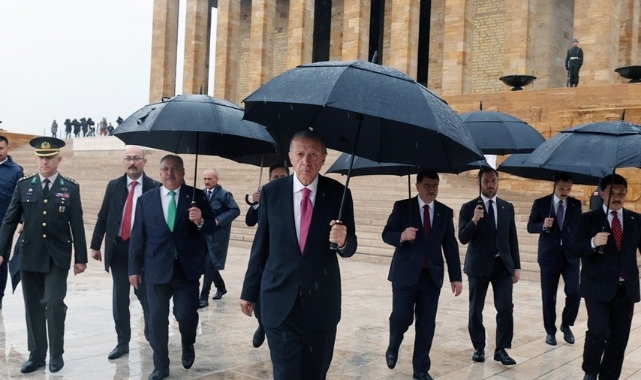 Erdoğan, Anıtkabir’i ziyaret etti: Başkanlık sistemi vurgusu