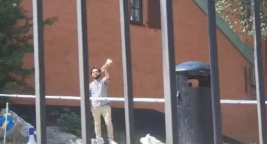 İsveç'te provokatif eylem... Kurban Bayramı'nda cami önünde Kur'an-ı Kerim yakıldı