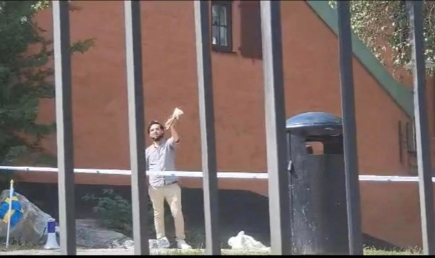 İsveç'te provokatif eylem... Kurban Bayramı'nda cami önünde Kur'an-ı Kerim yakıldı