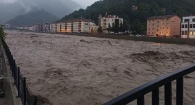 Karadeniz'i sel vurdu! 2 can kaybı, 1 kişi aranıyor... Okullar tatil edildi