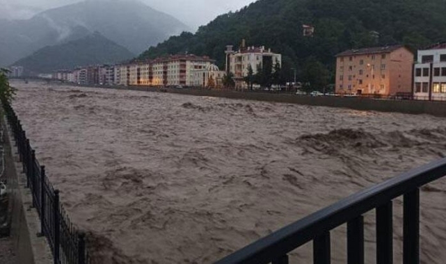 Karadeniz'i sel vurdu! 2 can kaybı, 1 kişi aranıyor... Okullar tatil edildi