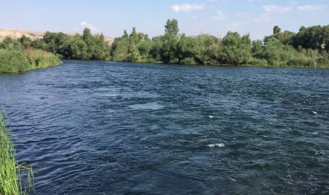 Kızılırmak'a giren 3 çocuk kayboldu