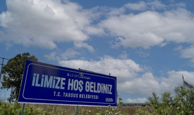 Mersin'in Tarsus ilçesinde "İlimize hoş geldiniz" tabelaları asıldı