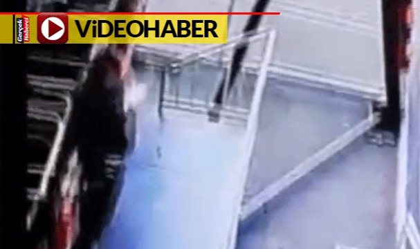 Yürekleri ağza getiren anlar: Gondola hareket halindeyken binmeye çalıştı, boşluğa düştü