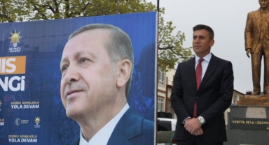 AK Partili Hınıs Belediye Başkanı, 15 Temmuz etkinliğinde kürsüde kalp krizi geçirdi