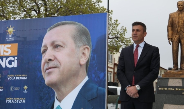 AK Partili Hınıs Belediye Başkanı, 15 Temmuz etkinliğinde kürsüde kalp krizi geçirdi