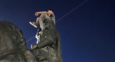 Atatürk heykelinin üstüne çıkan Suriyeli çocuk gözaltına alındı