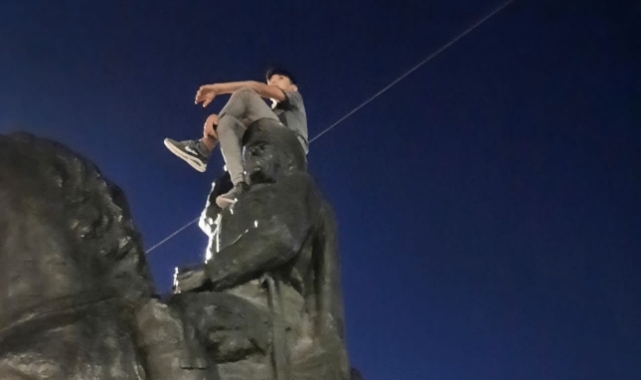 Atatürk heykelinin üstüne çıkan Suriyeli çocuk gözaltına alındı