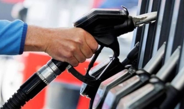 Benzine ve motorine &quot;KDV&quot; zammı geldi