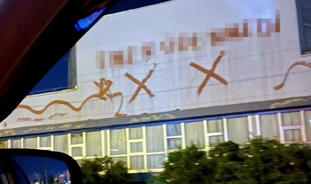 Düğün salonundaki ilginç yazının nedeni belli oldu