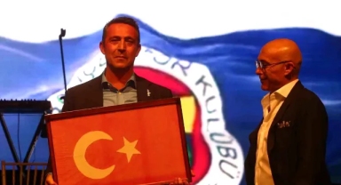 Fenerbahçe Başkanı Ali Koç'a Kurtuluş Savaşı dönemine ait Türk Bayrağı hediye edildi