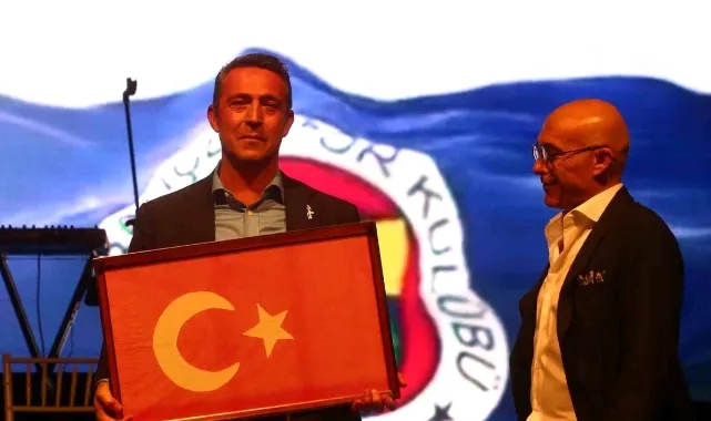 Fenerbahçe Başkanı Ali Koç&#039;a Kurtuluş Savaşı dönemine ait Türk Bayrağı hediye edildi
