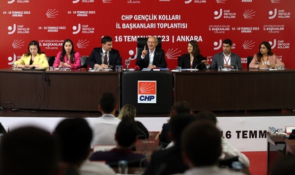 Kılıçdaroğlu, partisinin gençlik kolları başkanlarıyla buluştu