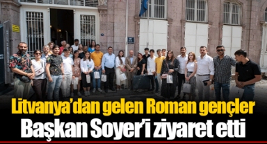 Litvanya’dan gelen Roman gençler Başkan Soyer’i ziyaret etti