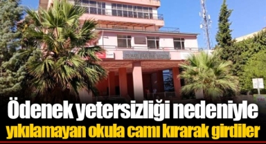 Ödenek yetersizliği nedeniyle yıkılamayan okula camı kırarak girdiler