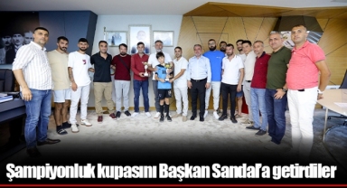 Şampiyonluk kupasını Başkan Sandal’a getirdiler