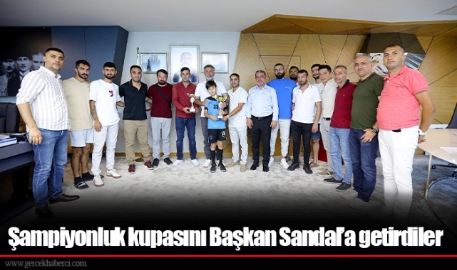 Şampiyonluk kupasını Başkan Sandal’a getirdiler