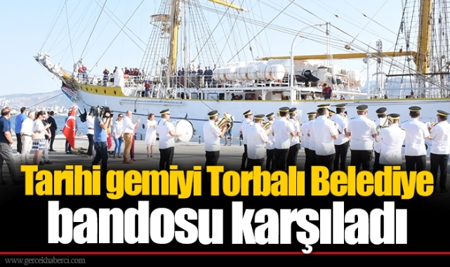 Tarihi gemiyi Torbalı Belediye bandosu karşıladı