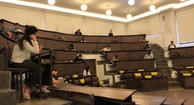 Üniversitelilere af çıktı