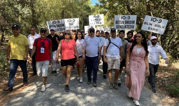 Zafer Partisi Genel Başkanı Özdağ, Aydın'da 100. Yıl Cumhuriyet Doğa Yürüyüşü yaptı