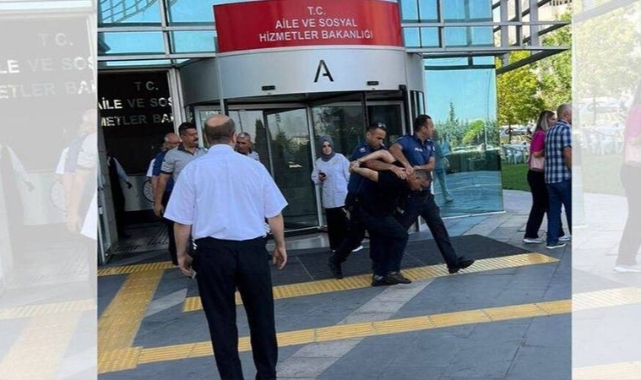 Bakanlığın önünde “Açım, geçinemiyorum” dedi, ters kelepçe ile gözaltına alındı