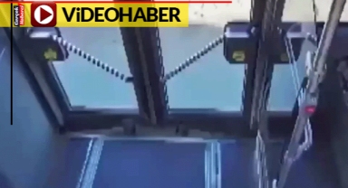 Cip otobüse çarptı, bomba etkisi yarattı... Kapı kenarındaki kadın böyle savruldu