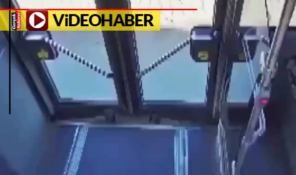 Cip otobüse çarptı, bomba etkisi yarattı... Kapı kenarındaki kadın böyle savruldu