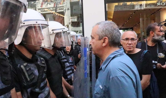 Cumartesi Anneleri gözaltına alındı, milletvekili Sırrı Süreyye Önder engelledi