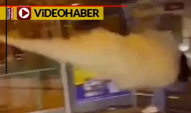 Daha önce de olmuştu... Durakta oturan kadının üstüne yangın tüpü sıktılar