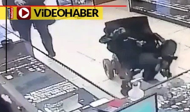 İzleyenleri şok eden görüntüler... Engelli olmasına rağmen ayaklarıyla tetiği çekip hırsızlık yaptı