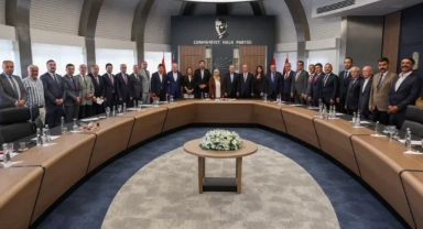 Kemal Kılıçdaroğlu, partisinin Ankara İl Başkanı ve ilçe başkanlarıyla görüştü