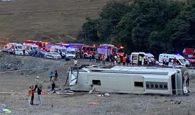 Kemerburgaz'da otobüs devrildi: Çok sayıda yaralı var