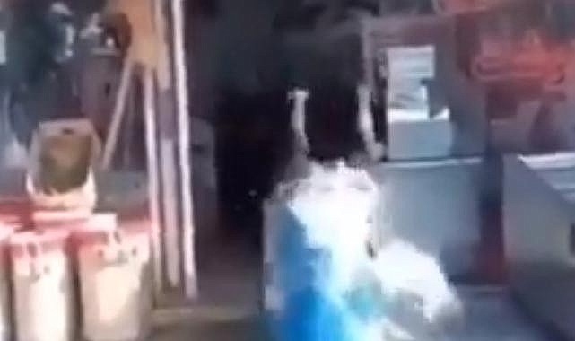 Mardin'de sıcaktan bunalan bir vatandaş serinlemek için girdiği fıçıda boğulmaktan son anda kurtuldu.