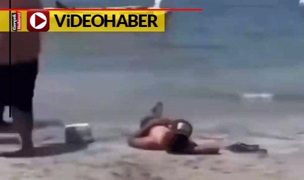 Sahilde güneşlenen adam neye uğradığını şaşırdı... İzleyenleri güldürdü!