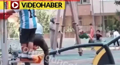 Şaşkına çeviren görüntü... Çocukların gözü önünde balta ile parka saldırdı