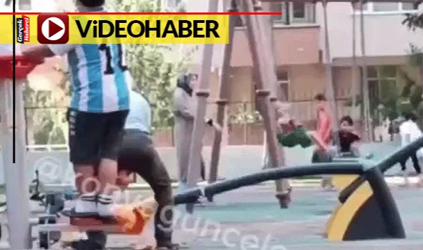 Şaşkına çeviren görüntü... Çocukların gözü önünde balta ile parka saldırdı