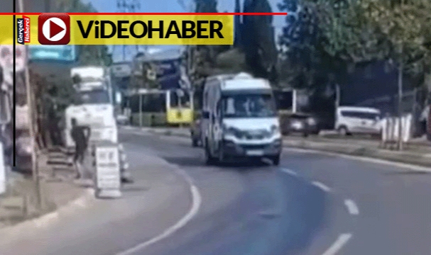Yolcu taşıyan minibüs kaydı... Şoförün tecrübesi faciayı engelledi