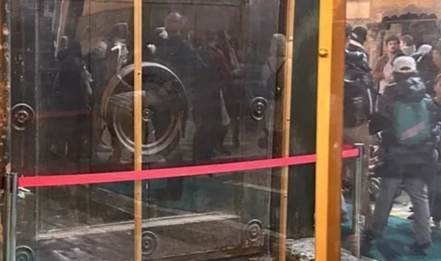 Ayasofya’nın bir kapısı daha kırıldı: 'Sadece ittirdim'