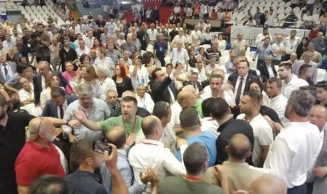 CHP Manisa İl Kongresi'nde değişim kavgası