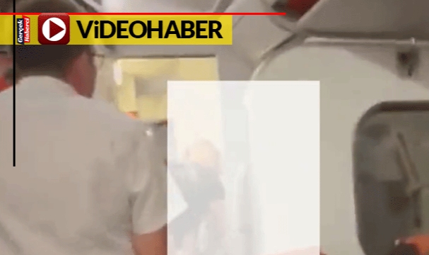 Çift uçakta cinsel ilişkiye girerken kabin görevlileri kapıyı açtı, herkesin içinde çifti yakaladı..