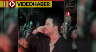 Elini titreterek değişik hareketler yaptı. O DJ'i böyle ti'ye aldı