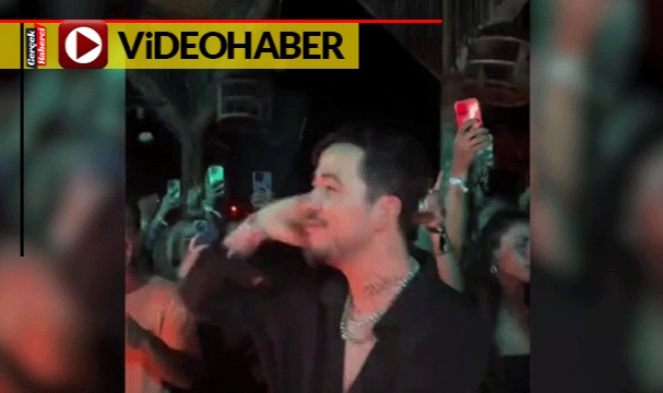 Elini titreterek değişik hareketler yaptı. O DJ'i böyle ti'ye aldı